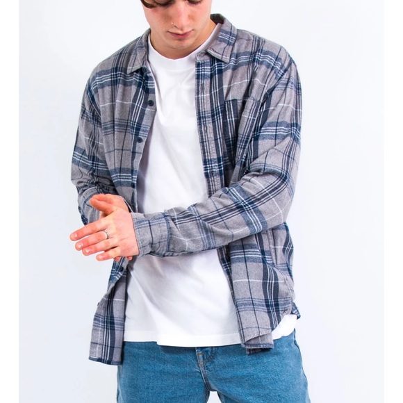 Levi’s size M blue & grey plaid 100% Cotton button up long sleeve flannel shirt - Picture 3 of 16